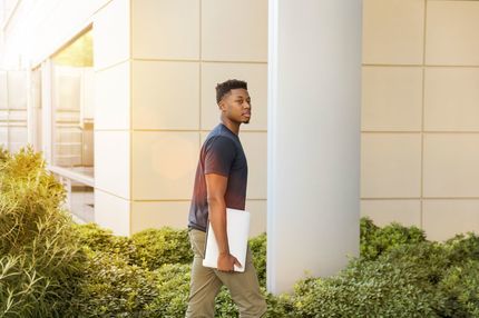 linkedin-sales-navigator-402833-unsplash.jpg